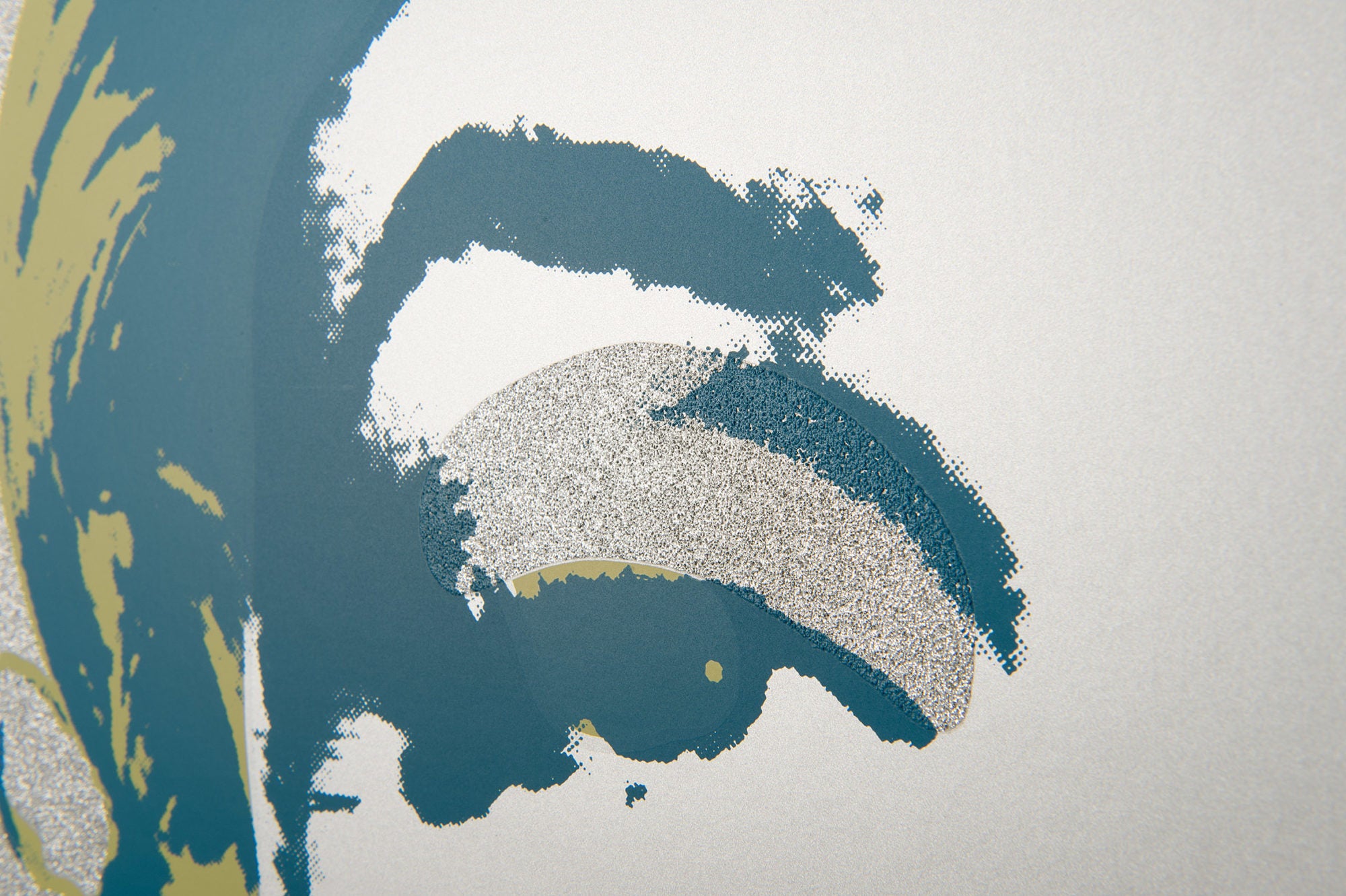 Detailansicht der Farbschichten und Textur des Marilyn Monroe Siebdrucks auf Museum Board.