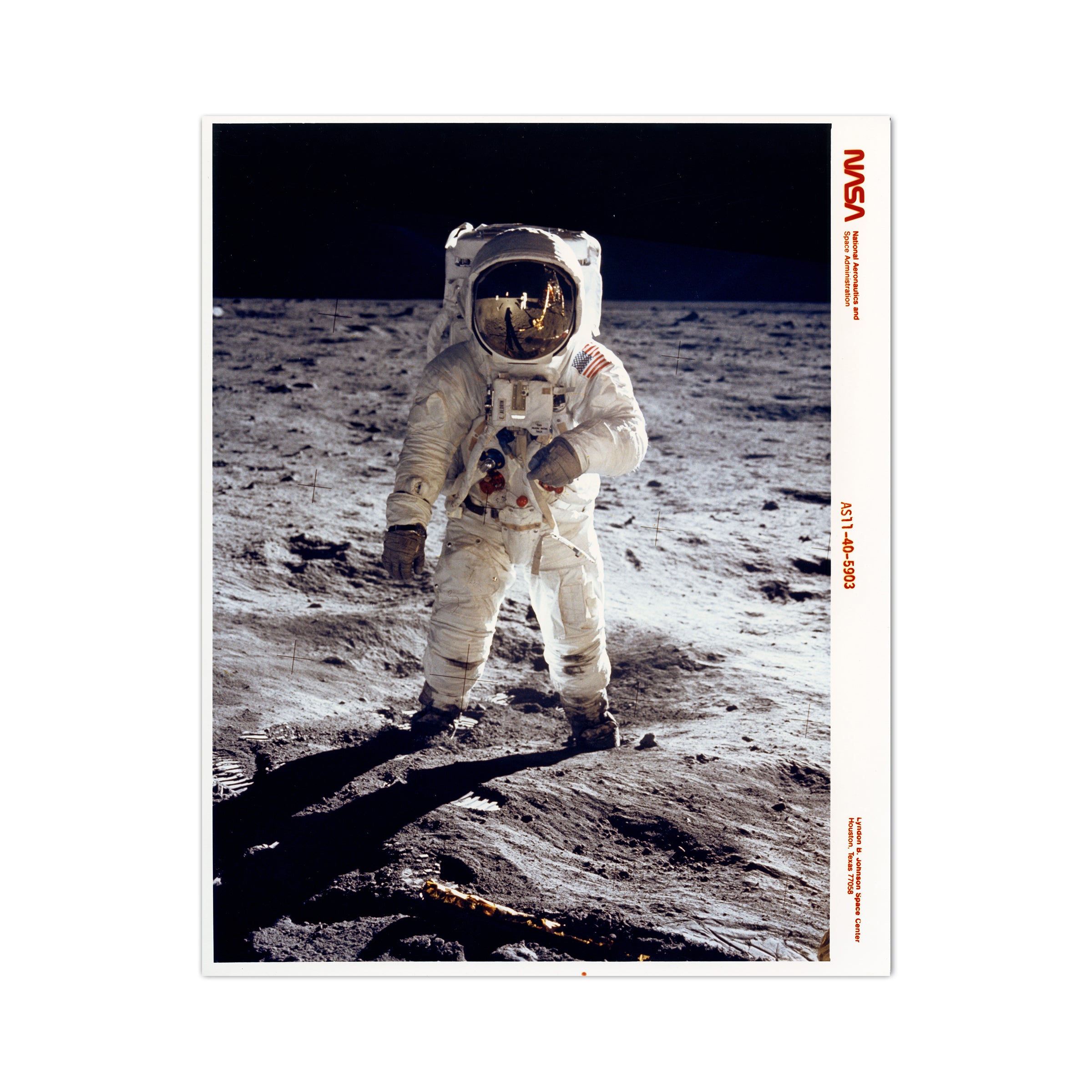 Buzz Aldrin auf der Mondoberflaeche mit charakteristischem NASA-Archivrahmen. Originalfoto Apollo 11, 1969.