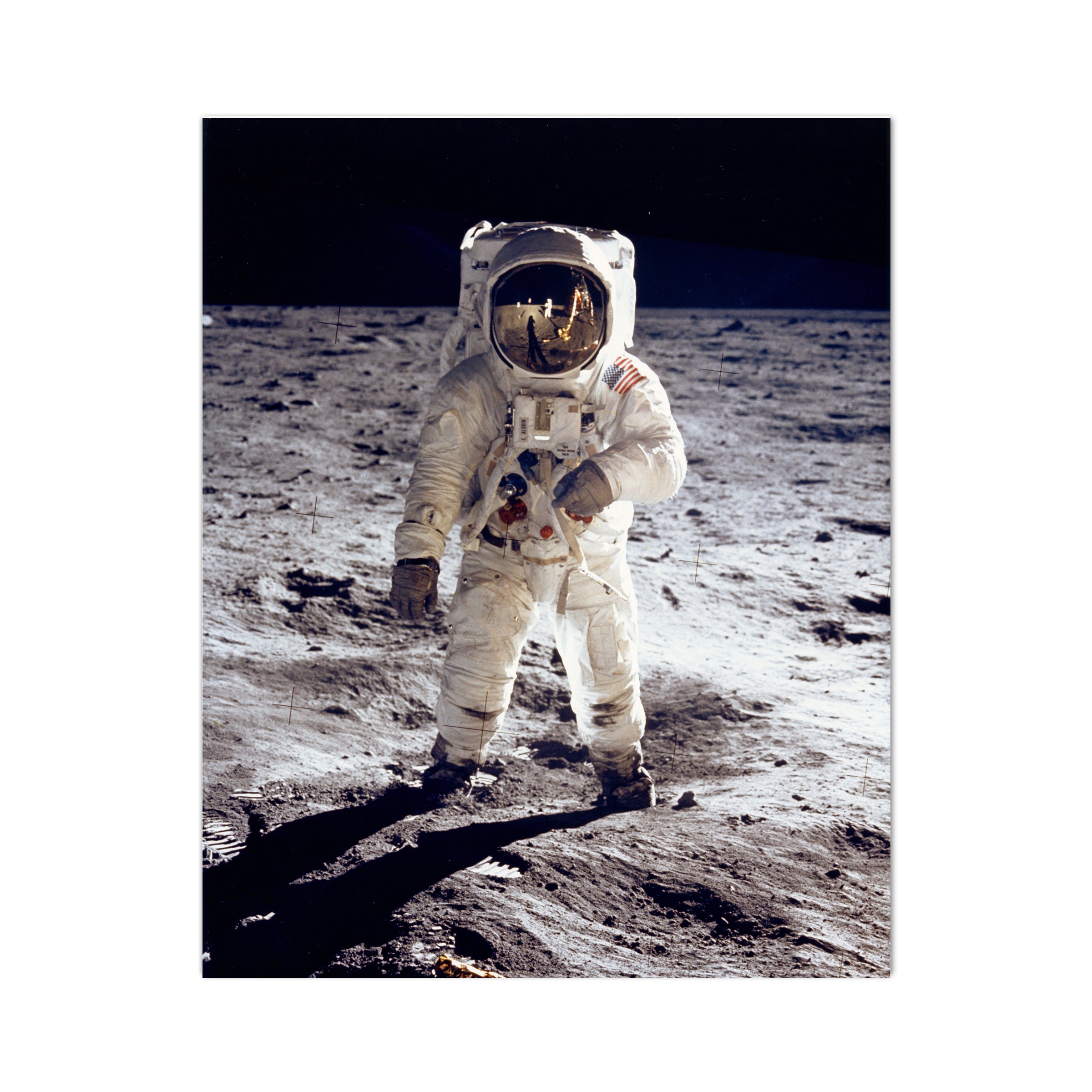 Buzz Aldrin steht aufrecht auf der Mondoberflaeche in seinem Raumanzug. Im goldenen Helmvisier spiegelt sich Fotograf Neil Armstrong. Originalaufnahme der NASA, Apollo 11, 1969. Variante ohne Rahmen.