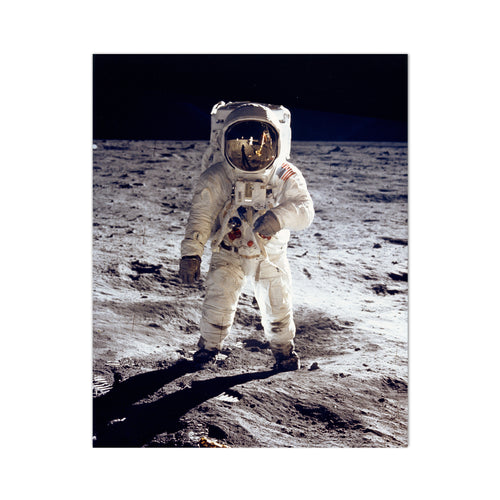 Buzz Aldrin steht aufrecht auf der Mondoberflaeche in seinem Raumanzug. Im goldenen Helmvisier spiegelt sich Fotograf Neil Armstrong. Originalaufnahme der NASA, Apollo 11, 1969. Variante ohne Rahmen.