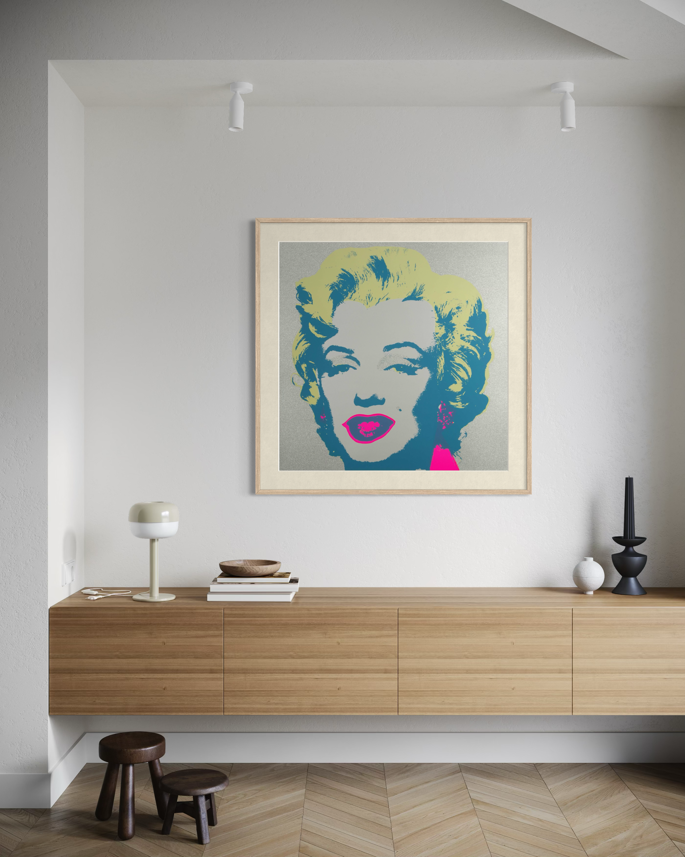 Siebdruck Marilyn Monroe 11.23 nach Andy Warhol: Portraet von Marilyn Monroe mit tuerkisfarbenem Hintergrund, pinken Lippen und goldenem Haar. Sunday B. Morning Edition.