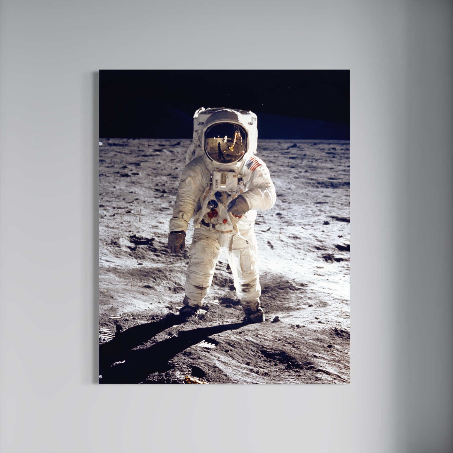 Kunstwerk ICON in einem modernen Wohnraum an der Wand: Buzz Aldrin auf dem Mond, grossformatiger Fotodruck auf Alu-Dibond.