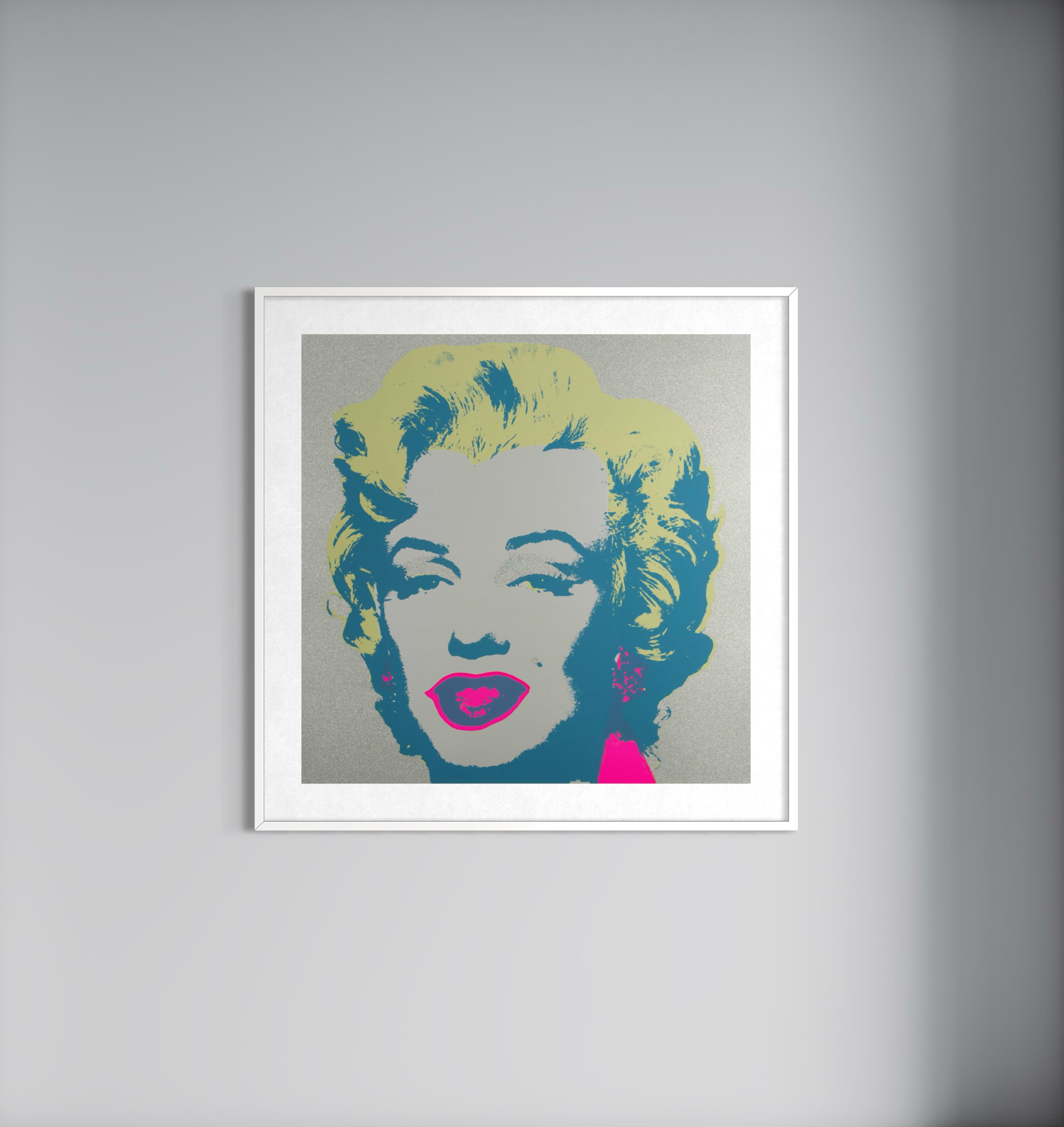 Kunstwerk Marilyn Monroe 11.23 in einem modernen Wohnraum an der Wand: Siebdruck nach Andy Warhol in Tuerkis, Pink und Gold, gerahmt mit Galerierahmung.