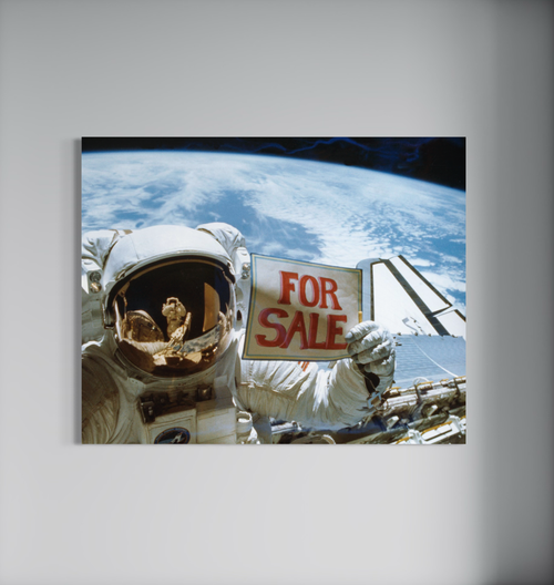 Kunstwerk SALE in einem modernen Wohnraum an der Wand: Astronaut Gardner mit FOR SALE Schild im Weltall, grossformatiger Fotodruck auf Alu-Dibond.